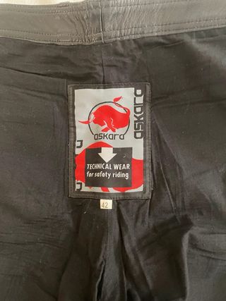Pantalón motera Askara de cuero negro