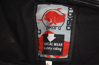 Pantalón motera Askara de cuero negro