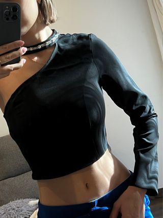 Top negro asimétrico con pedrería