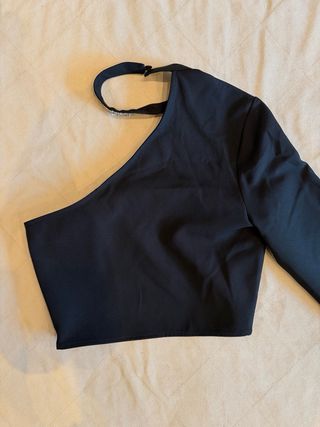 Top negro asimétrico con pedrería