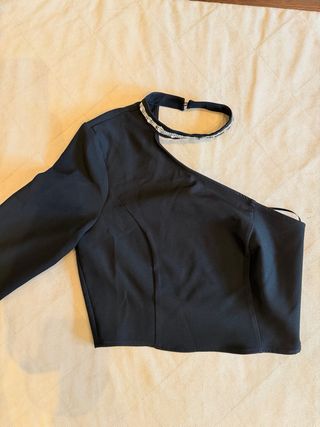 Top negro asimétrico con pedrería