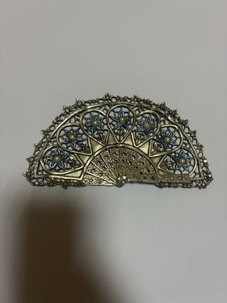 Abanico decorativo de plata con detalles en azul