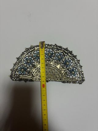 Abanico decorativo de plata con detalles en azul