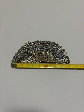 Abanico decorativo de plata con detalles en azul