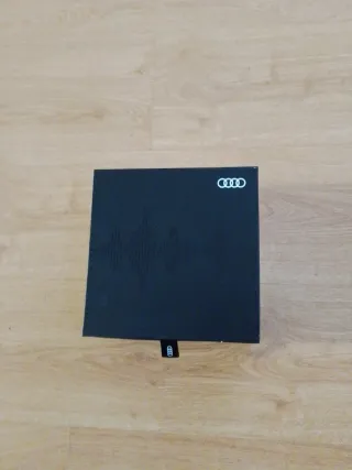 Cascos Audi Negros sin abrir