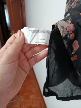 Blusa negra floral manga larga