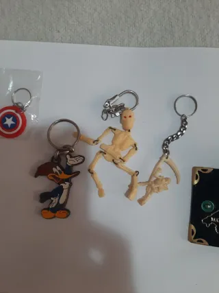 Lote 5 llaveros: Woody, Capitán América, esqueleto