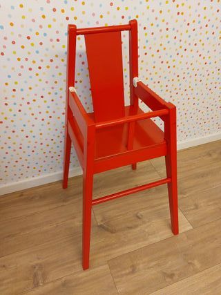Trona de madera roja y desmontable.