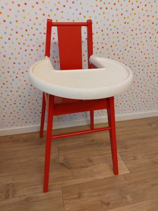 Trona de madera roja y desmontable.