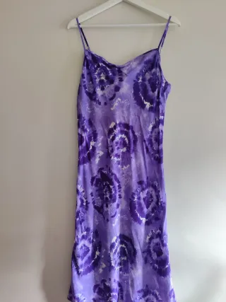 Vestido morado con estampado tie-dye