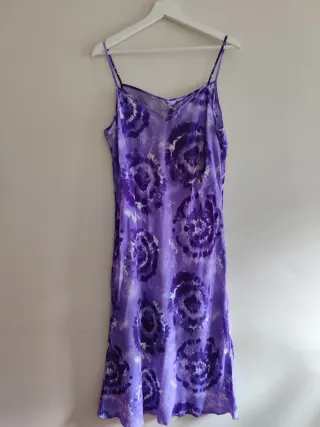 Vestido morado con estampado tie-dye