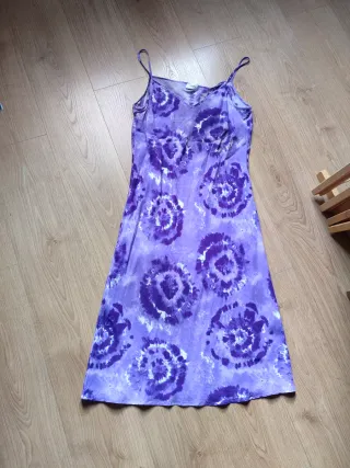 Vestido morado con estampado tie-dye