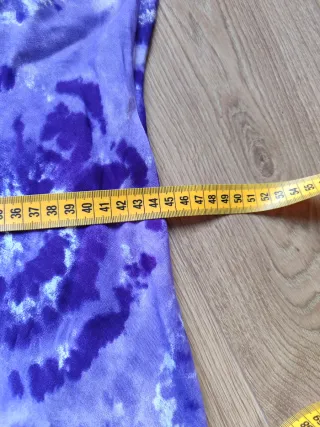 Vestido morado con estampado tie-dye