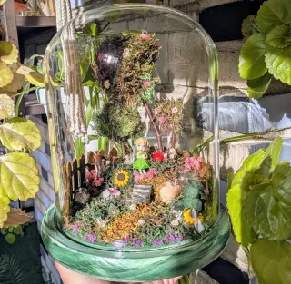 Cupola di vetro con giardino e campanella