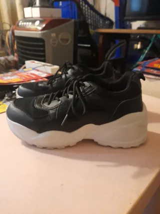 Zapatilla Muker Talla 37 Negra y Blanca