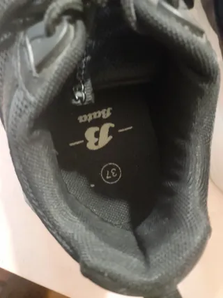 Zapatilla Muker Talla 37 Negra y Blanca