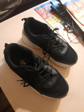 Zapatilla Muker Talla 37 Negra y Blanca