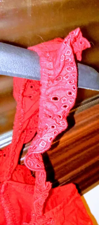 Top rojo con volantes y bordados