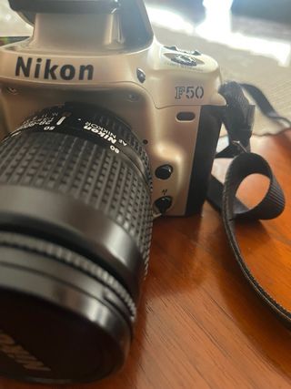 Cámara Nikon F50 analógica
