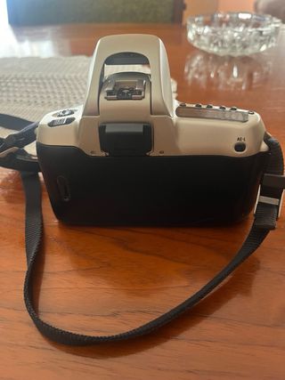 Cámara Nikon F50 analógica