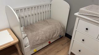 Cuna blanca con cajones