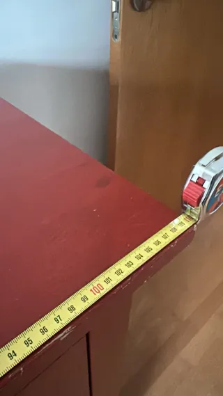 Cómoda de madera roja Ikea