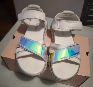 Sandalias niña blancas y multicolor