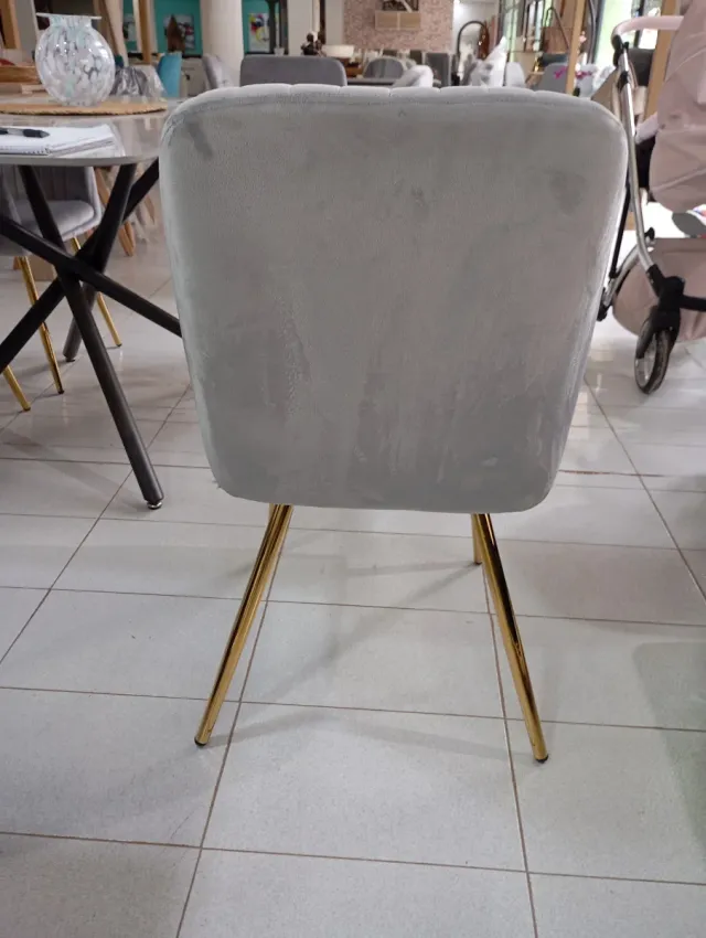 Silla terciopelo gris patas doradas