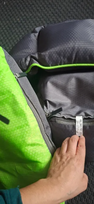 Cama para perro gris y verde