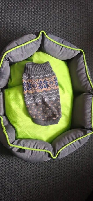 Cama para perro gris y verde