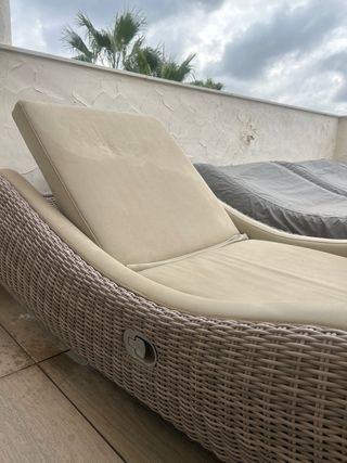 Tumbona de terraza beige y marrón