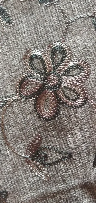 Tela gris con bordado floral. 120m de confección