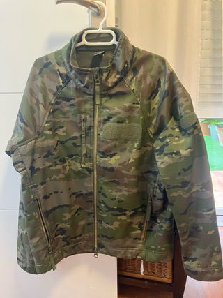 Chaquetón militar camuflaje verde.