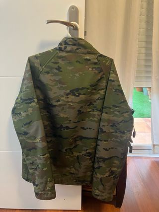 Chaquetón militar camuflaje verde.