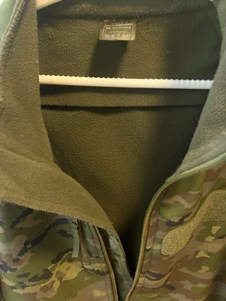 Chaquetón militar camuflaje verde.