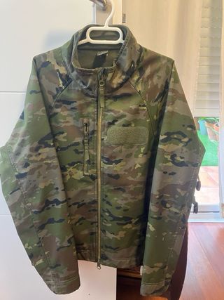 Chaquetón militar camuflaje verde.
