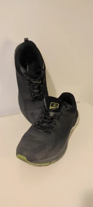 Zapatillas deportivas negras y verdes