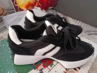 Zapatillas deportivas negras y blancas nuevas