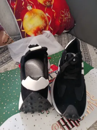 Zapatillas deportivas negras y blancas nuevas