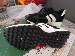 Zapatillas deportivas negras y blancas nuevas