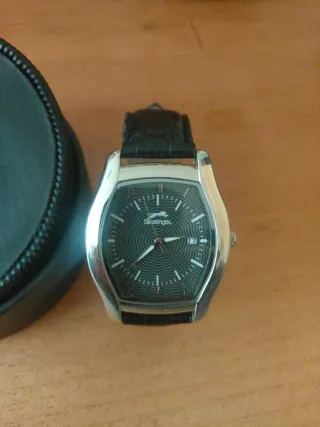Reloj Slazenger Negro y Plateado. Baja calidad.