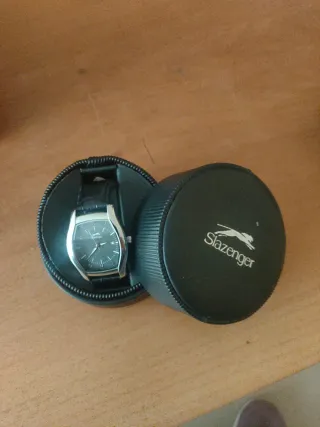 Reloj Slazenger Negro y Plateado. Baja calidad.