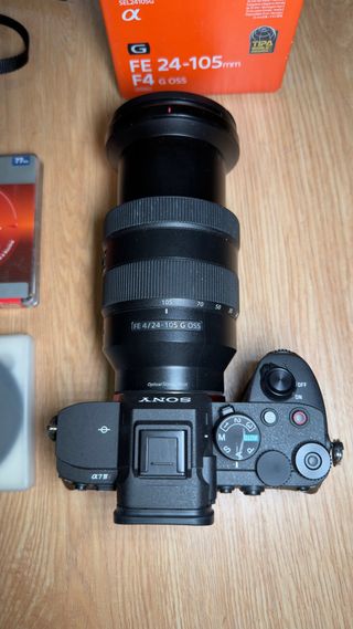 Camara Sony Alpha a7iv y objetivo