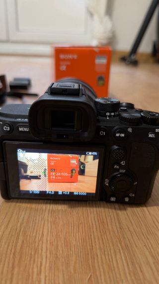 Camara Sony Alpha a7iv y objetivo