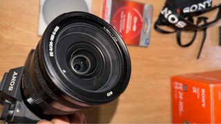 Camara Sony Alpha a7iv y objetivo