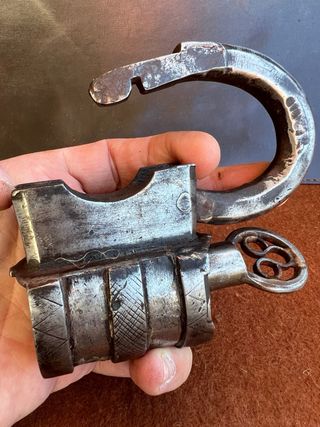 Antico lucchetto in ferro battuto con chiave