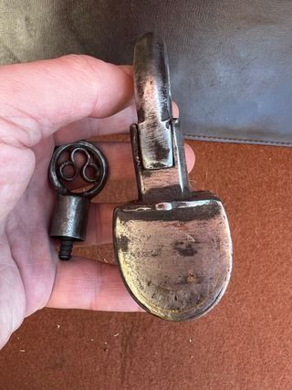 Antico lucchetto in ferro battuto con chiave