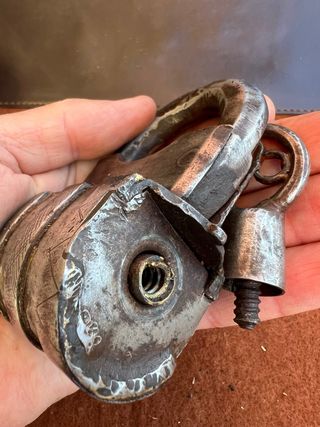 Antico lucchetto in ferro battuto con chiave