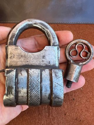 Antico lucchetto in ferro battuto con chiave