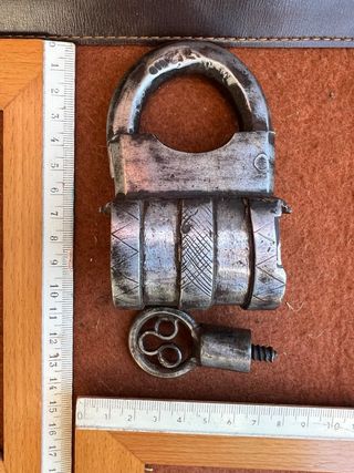 Antico lucchetto in ferro battuto con chiave